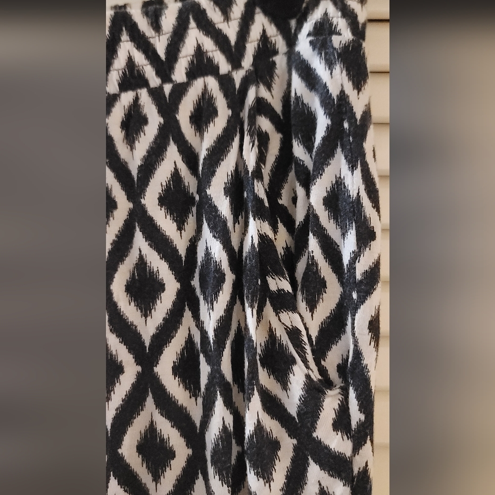 H&M- Black & White Lightweight Relaxed-Fit Diamond Pattern Pants With Pockets - Picture 3 of 5